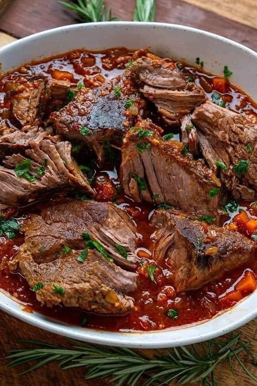 Coloque el asado de carne en su olla de cocción lenta.