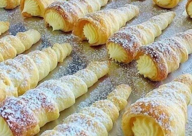 Cannoncini rellenos de crema italiana: cannoncini (cuernos) de hojaldre crujiente y mantecoso rellenos de una rica y aterciopelada crema pastelera