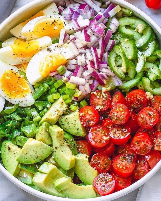 deliciosa ensalada vacía el estómago y limpia el cuerpo