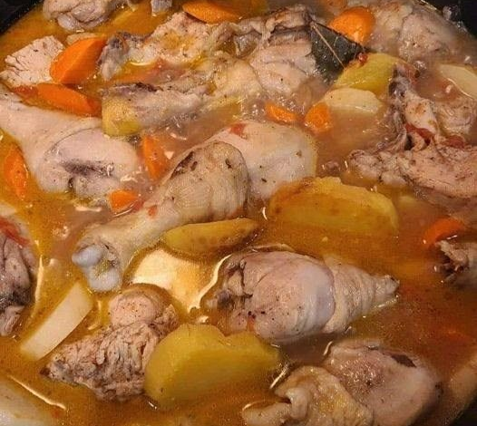 Pollo Cocido con Papas: Una Deliciosa Receta Tradicional