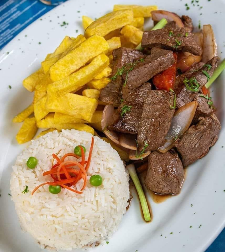 Rebanadas de ternera salteadas con cebolla, tomate y pimiento, aromatizadas con salsa de soja