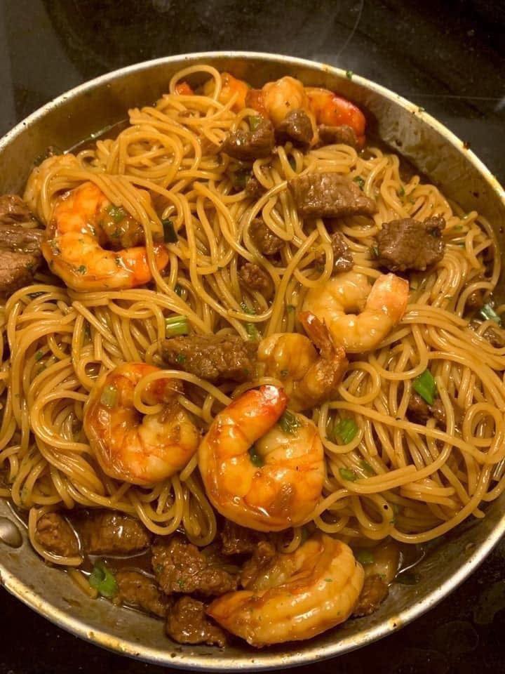 FIDEOS DE FILETE CON CAMARONES Y TERIYAKI: UNA INSPIRACIÓN ASIÁTICA