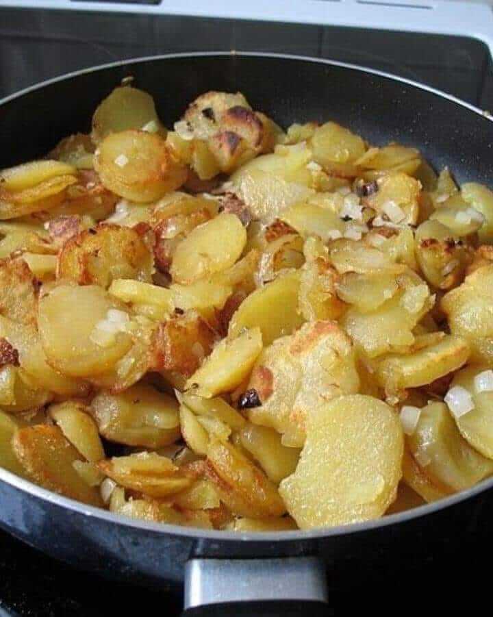 Receta de patatas fritas, cebollas y salchicha polaca ahumada