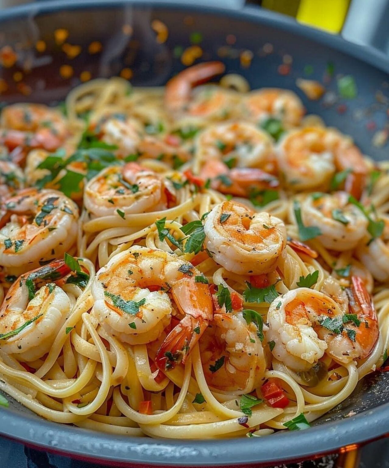 Camarones con mantequilla de ajo celestial con linguine