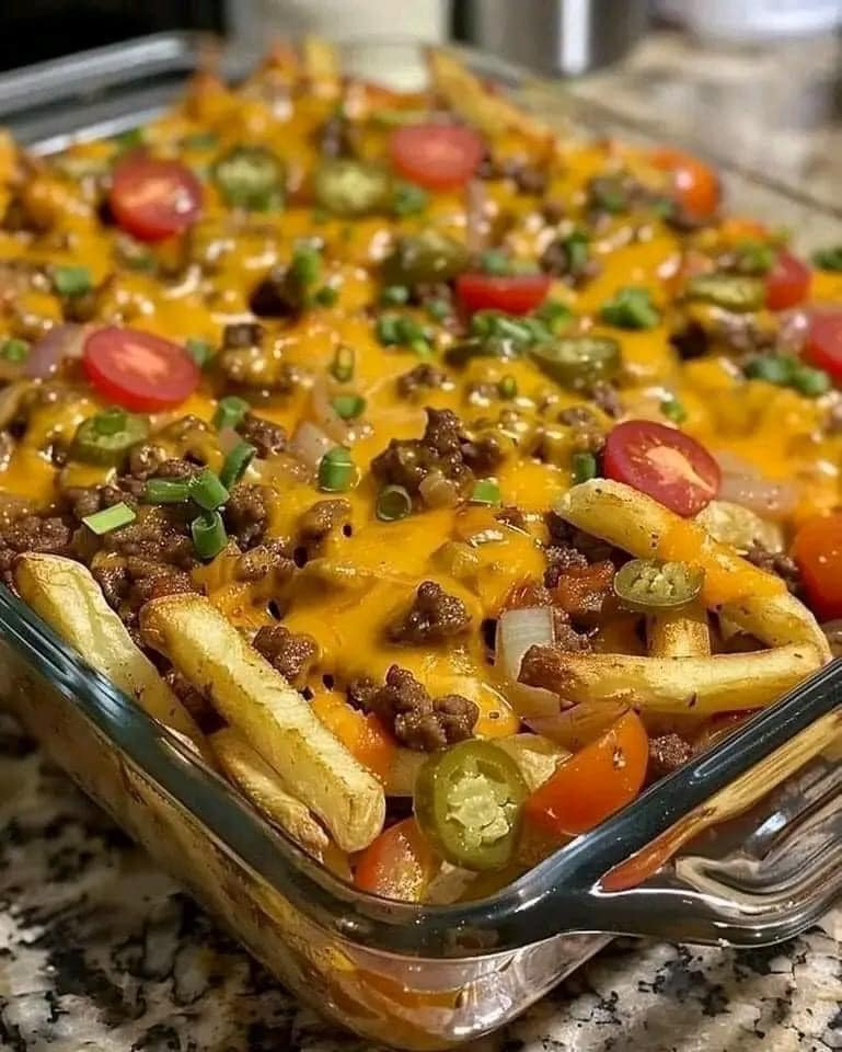 Cazuela De Hamburguesa Con Queso Y Papas Fritas.