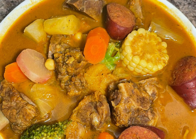 Rico caldo de huesos de res y salchichas