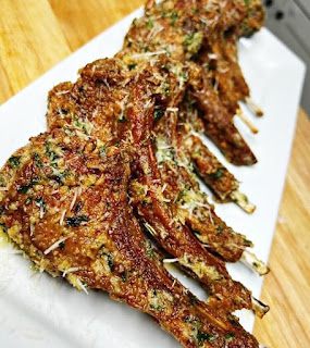 Chuletas de cordero fritas con parmesano y ajo