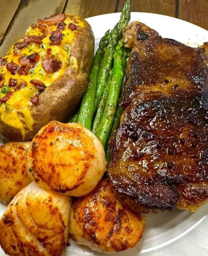 Cordero a la parrilla y almendras Camarones Patatas asadas y criollas