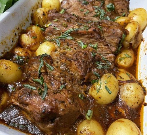 Carne y Patatas que se Deshacen al Primer Bocado: Una Deliciosa Receta Tradicional