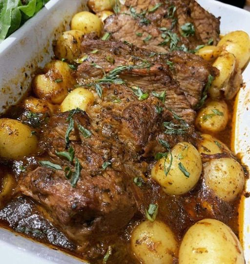 Carne y Patatas que se Deshacen al Primer Bocado: Una Deliciosa Receta Tradicional