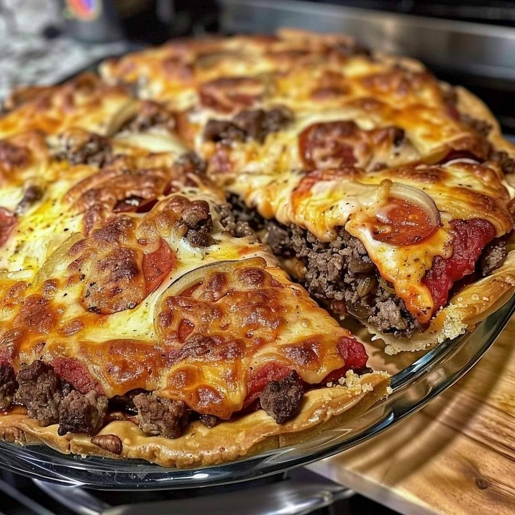 La tarta de pizza y hamburguesa