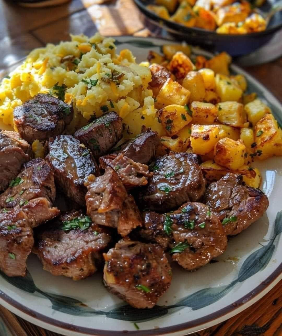 SALCHICHAS BRITÁNICAS, BOCADILLOS DE BISTEC CON MANTEQUILLA DE AJO Y PURÉ DE PATATAS CON QUESO