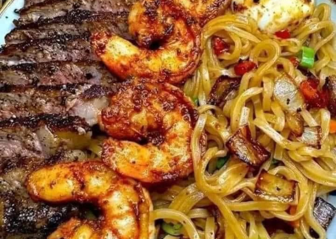 Fideos con camarones y bistec