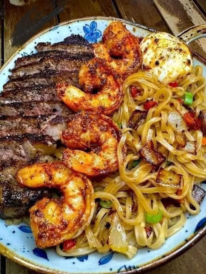 Fideos con camarones y bistec