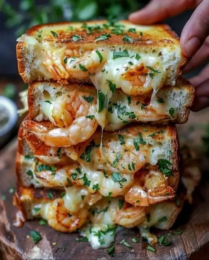 Queso a la plancha con camarones y pan con ajo y queso