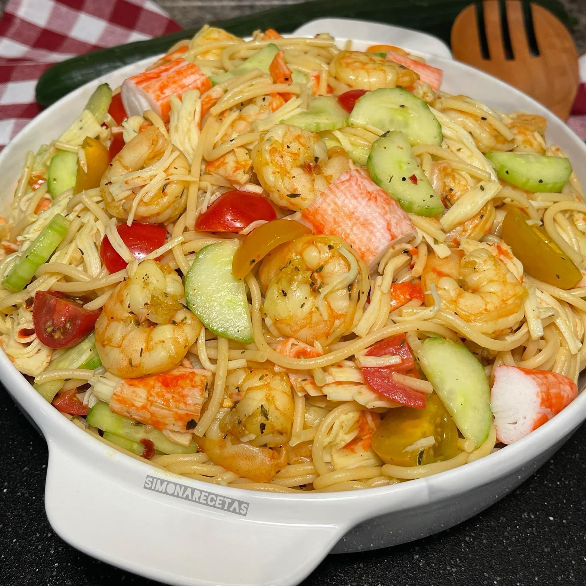 Ensalada de espaguetis, camarones y patas de cangrejos surimi