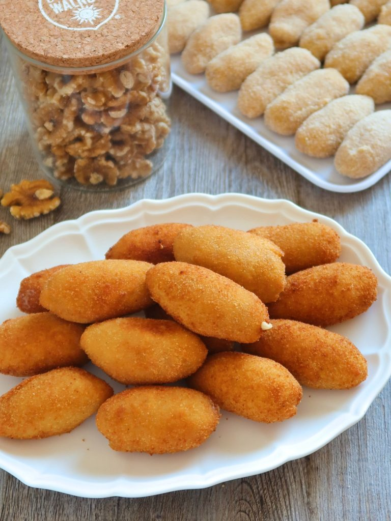 Croquetas de queso de cabra con cebolla caramelizada y nueces receta fácil