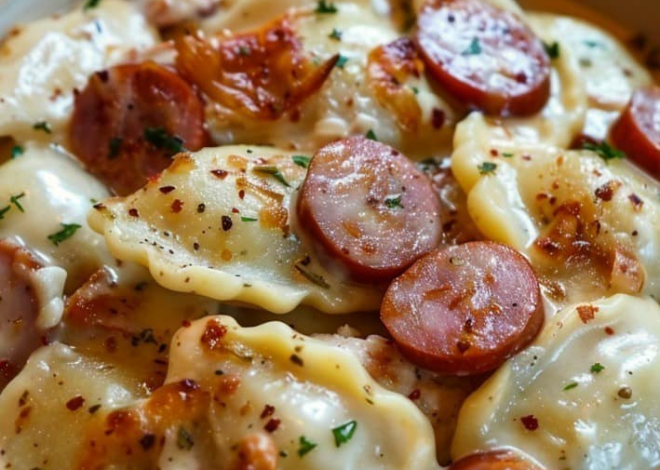 Receta de un plato de cocción lenta con pierogis y salchichas.