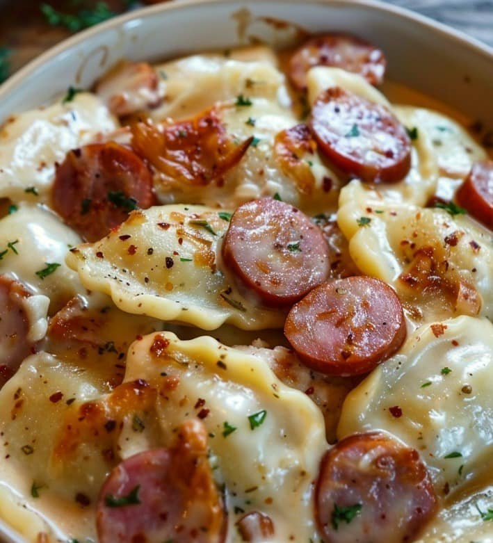 Receta de un plato de cocción lenta con pierogis y salchichas.