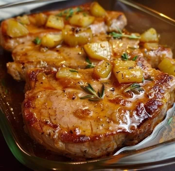 Chuletas de cerdo glaseadas con manzana