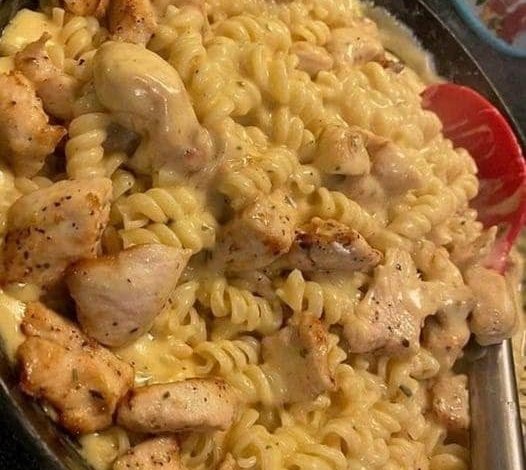 Pasta ranchera con pollo y tocino