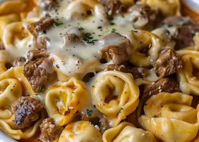 Tortellini de queso y bistec en rica salsa de provolone