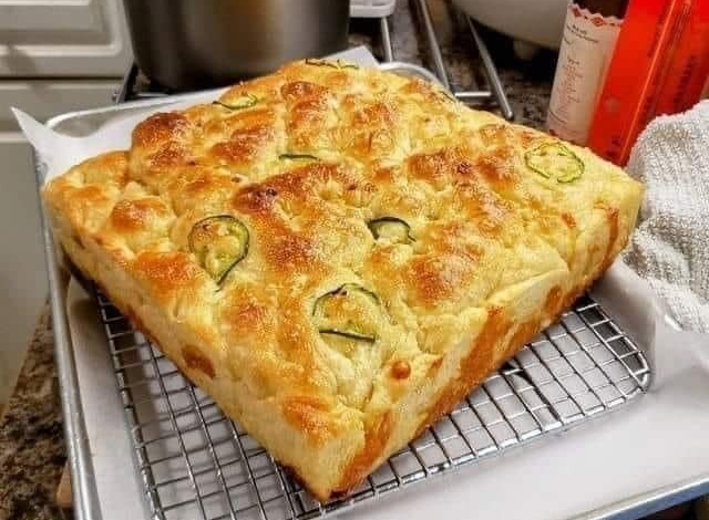 Focaccia con queso cheddar y jalapeño