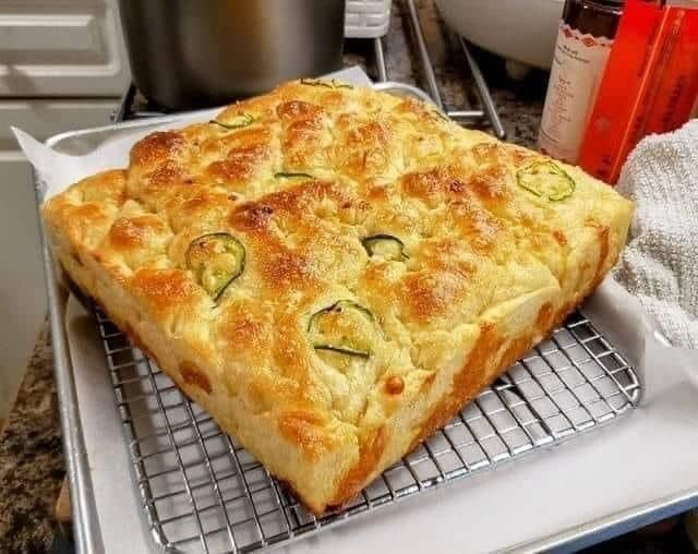 Focaccia con queso cheddar y jalapeño