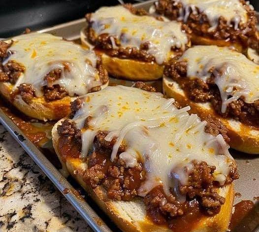 una receta para preparar estas deliciosas tostadas con carne y queso