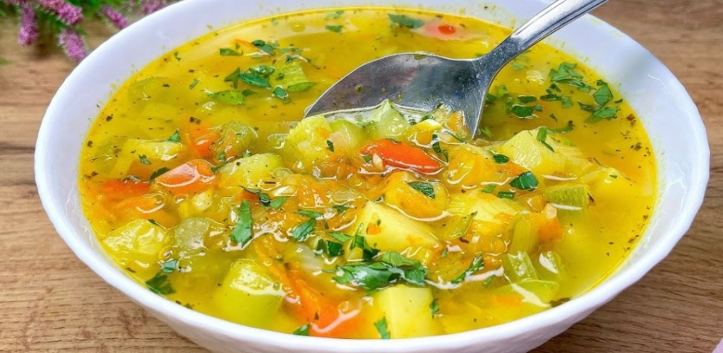 Sopa abundante de verduras con picatostes caseros: una delicia reconfortante