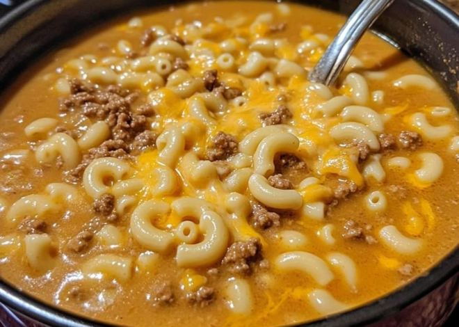 Sopa de macarrones con queso y hamburguesa en una sola olla