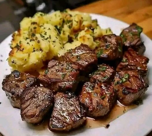 Bocaditos de filete con mantequilla de ajo y puré de patatas con queso