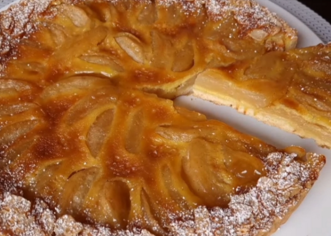 Tarta clásica alemana de manzana con vainilla y hojuelas de almendras