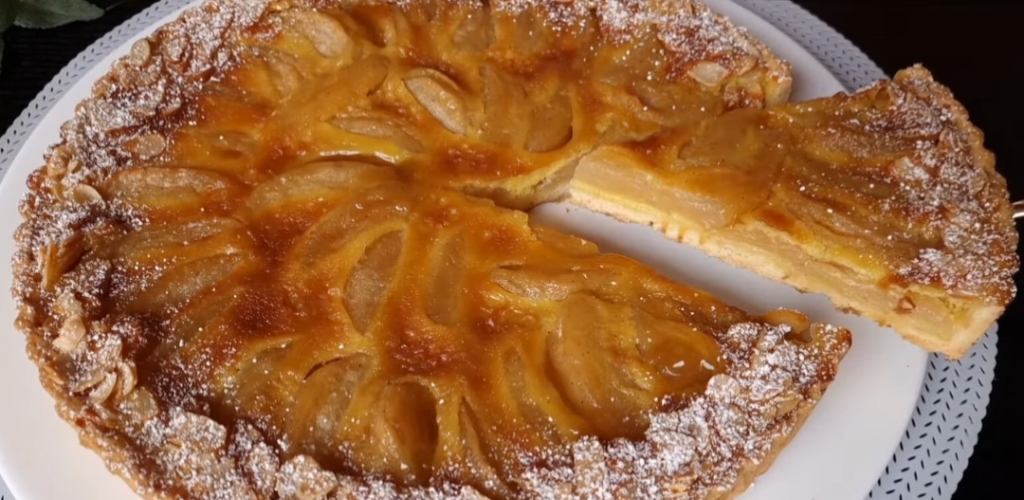 Tarta clásica alemana de manzana con vainilla y hojuelas de almendras