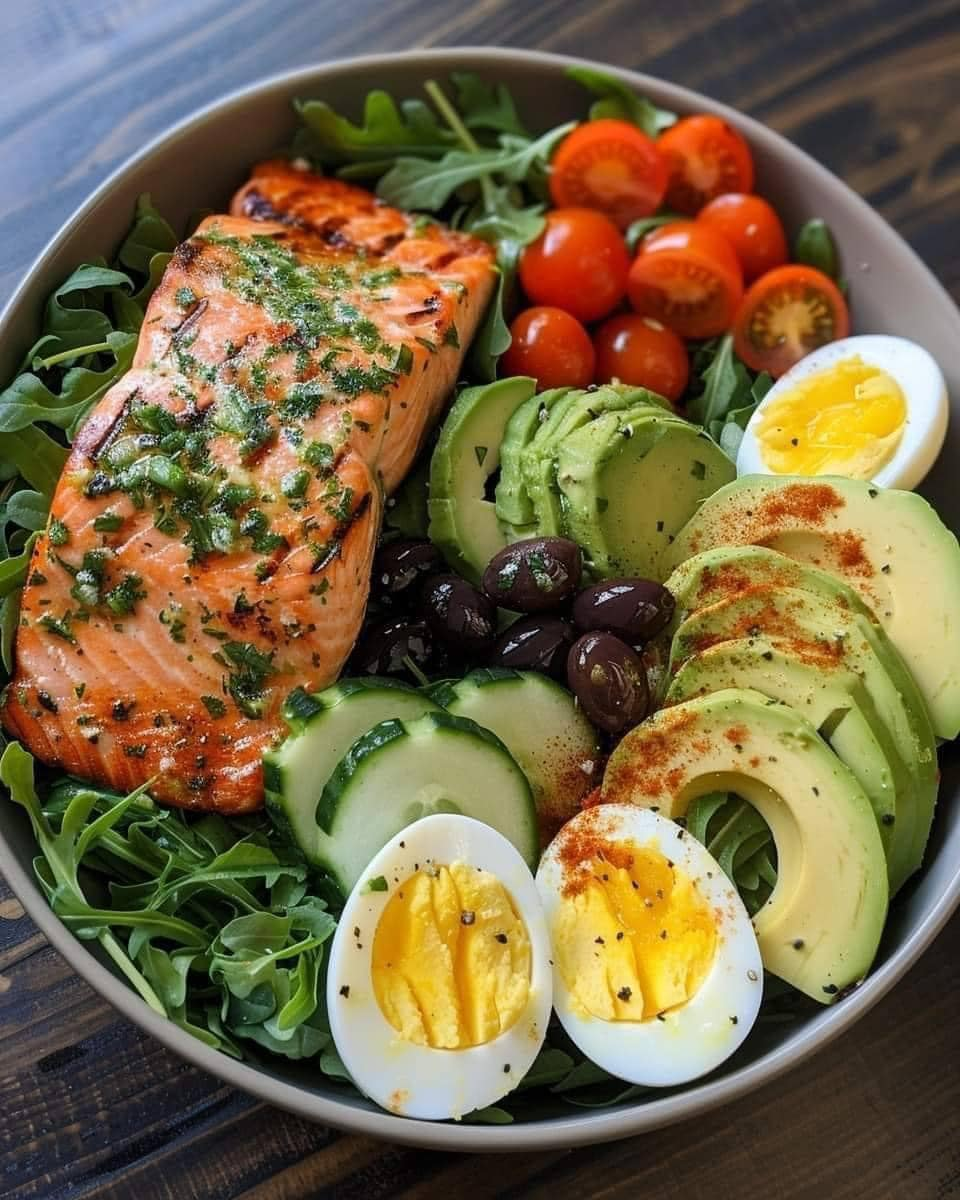 Salmón a la parrilla y ensalada de aguacate