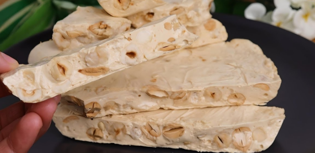 Turrón casero de nueces con miel y frutos secos tostados