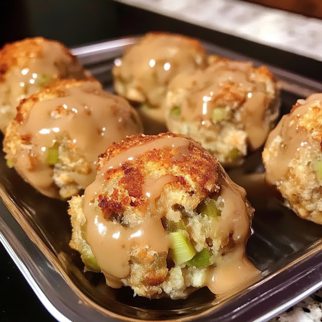 Bolitas elaboradas con restos de pavo y relleno.