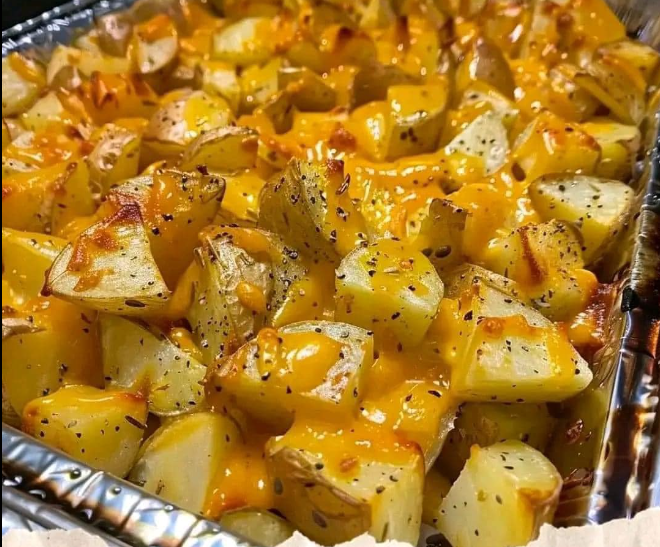 Patatas asadas al horno con salsa ranch y queso