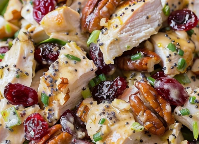 Ensalada de Pollo Con Arándanos, Nueces Pecanas y Aderezo de Amapola