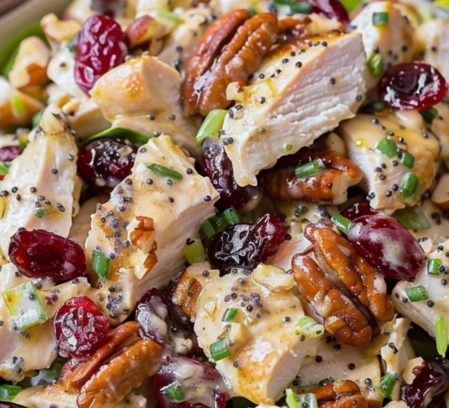 Ensalada de Pollo Con Arándanos, Nueces Pecanas y Aderezo de Amapola