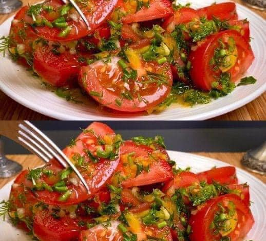 Ensalada Mística de Tomate y Hechizos Verdes