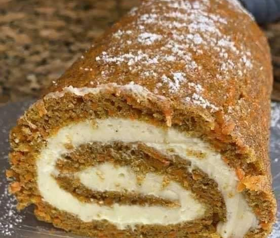 ¡Rollo de pastel de zanahoria con relleno de queso crema!