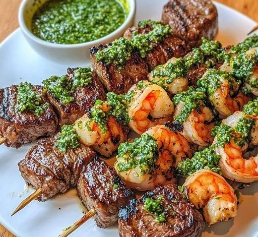 Brochetas de surf y césped se encuentran con chimichurri