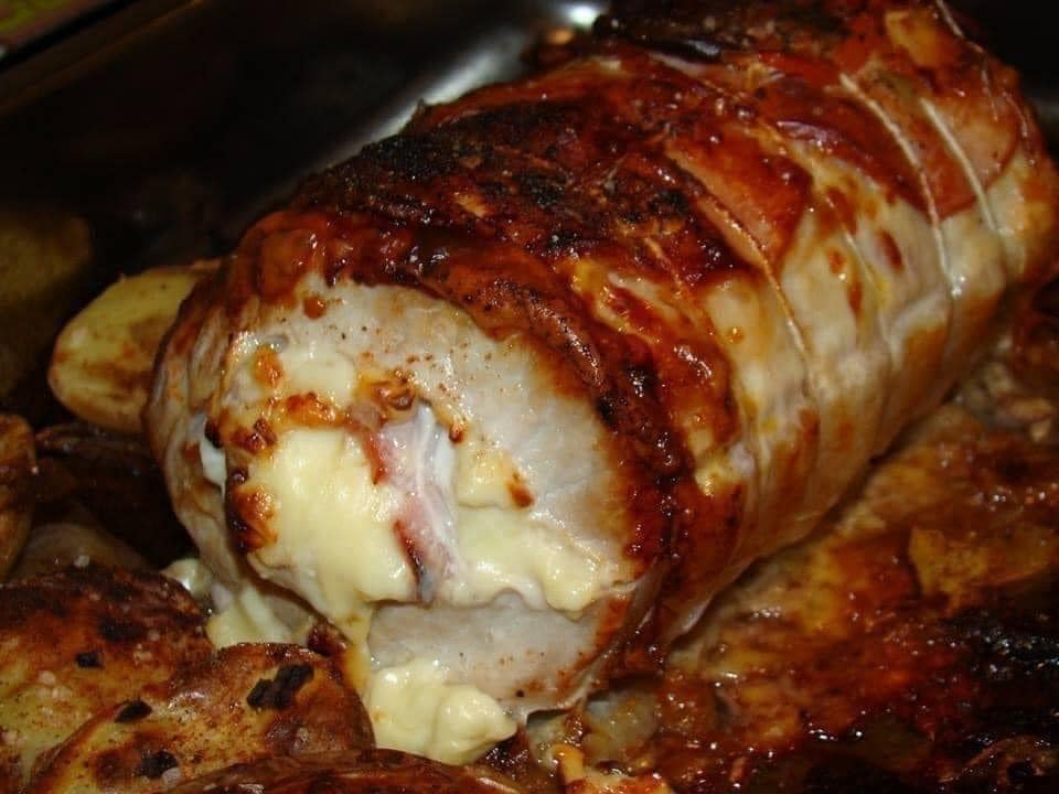 Lomo relleno con jamón y queso asado en el horno con papas