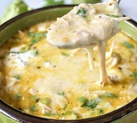 Sopa de pollo con enchiladas verdes