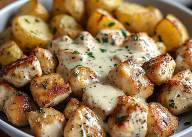 Bocaditos de pollo con mantequilla de ajo, salsa de crema de parmesano y papas asadas con queso