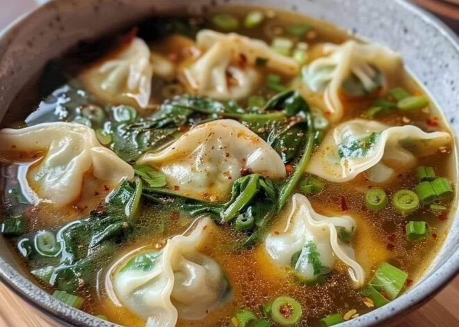 Sopa de albóndigas con verduras de hoja verde y cebollas verdes