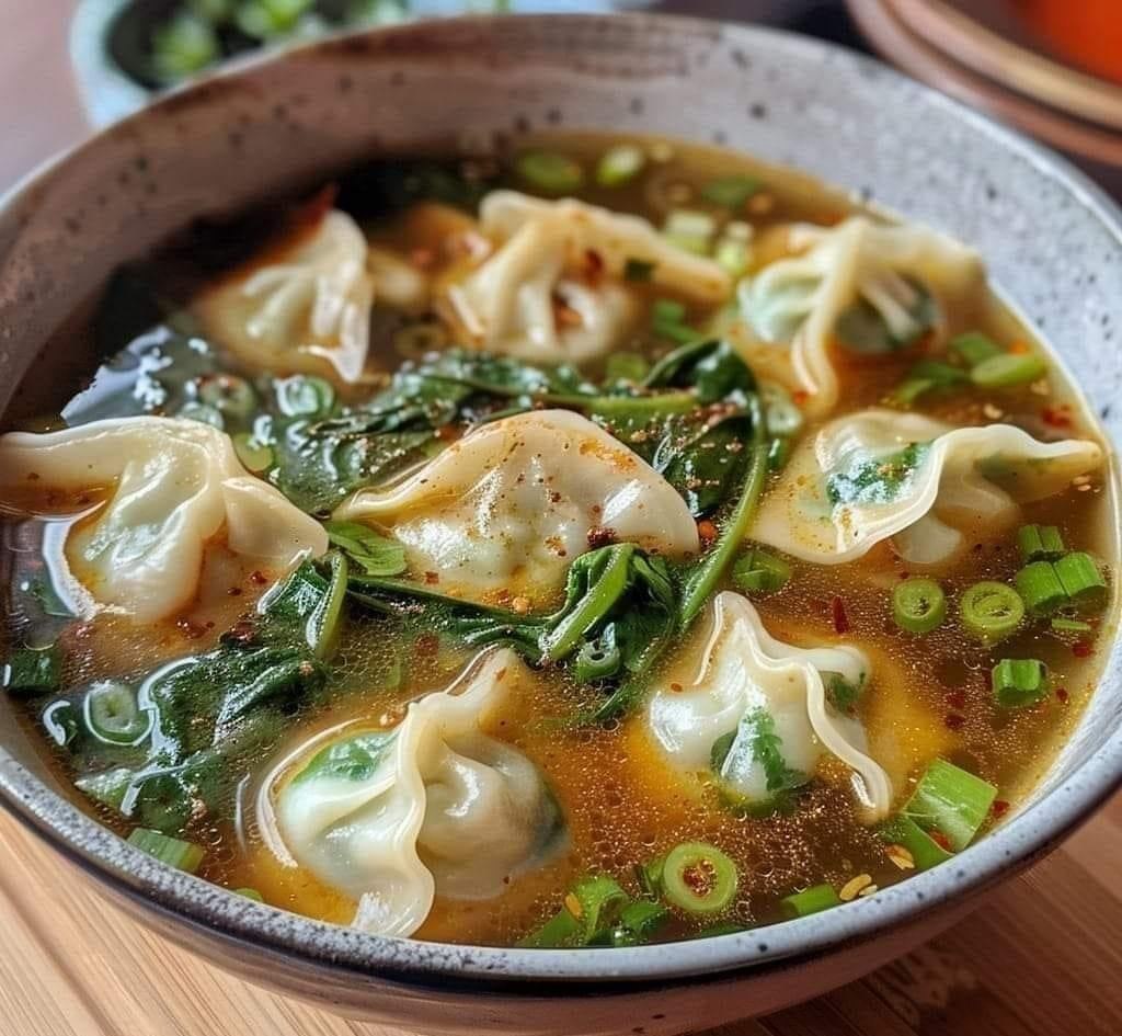 Sopa de albóndigas con verduras de hoja verde y cebollas verdes