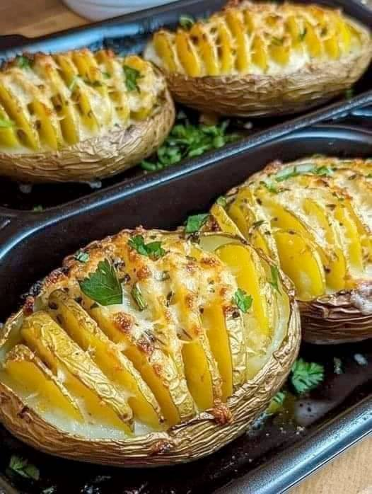 Patatas al horno con ajo y hierbas