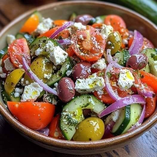 Sólo los miembros interesados ​​dirán que sí y deliciosa ensalada griega simple.